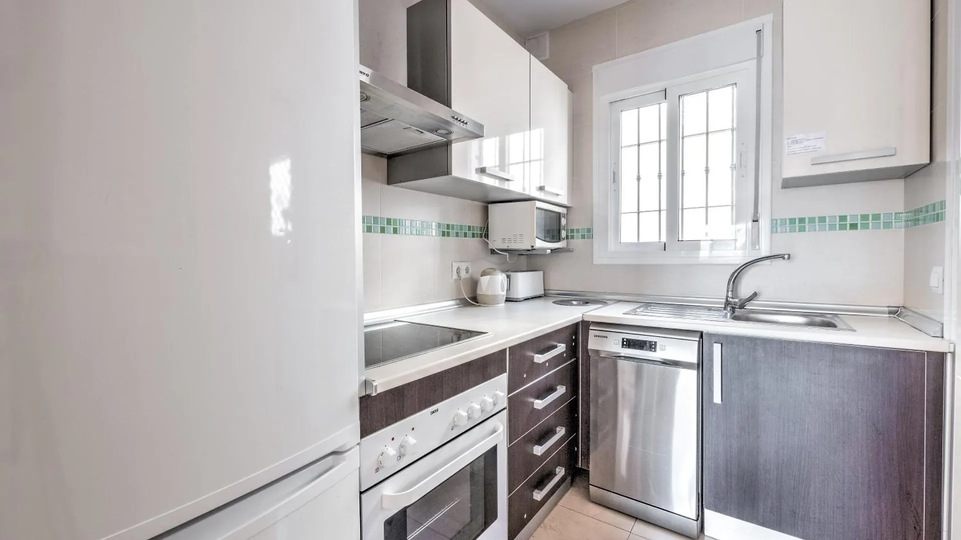Apartment With Pool Near Burriana Beach, Nerja