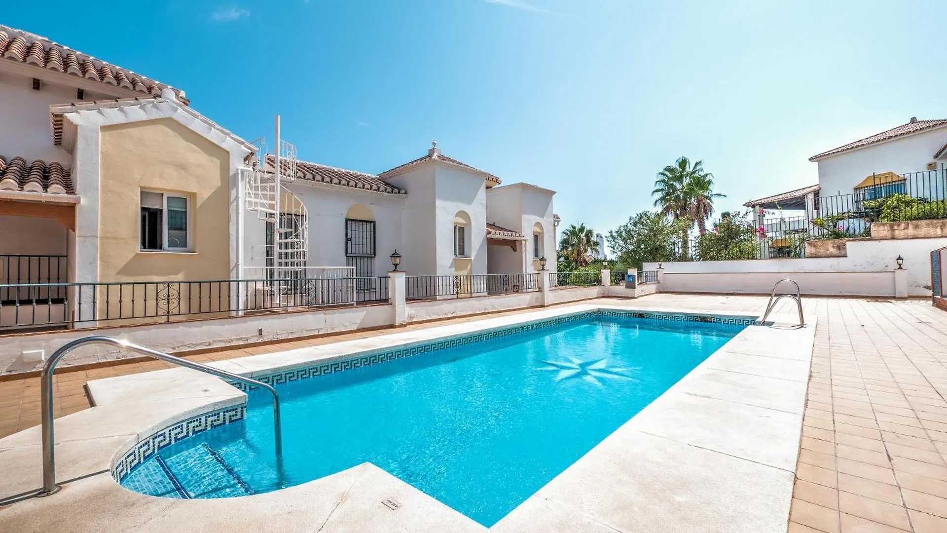 Apartment With Pool Near Burriana Beach, Nerja