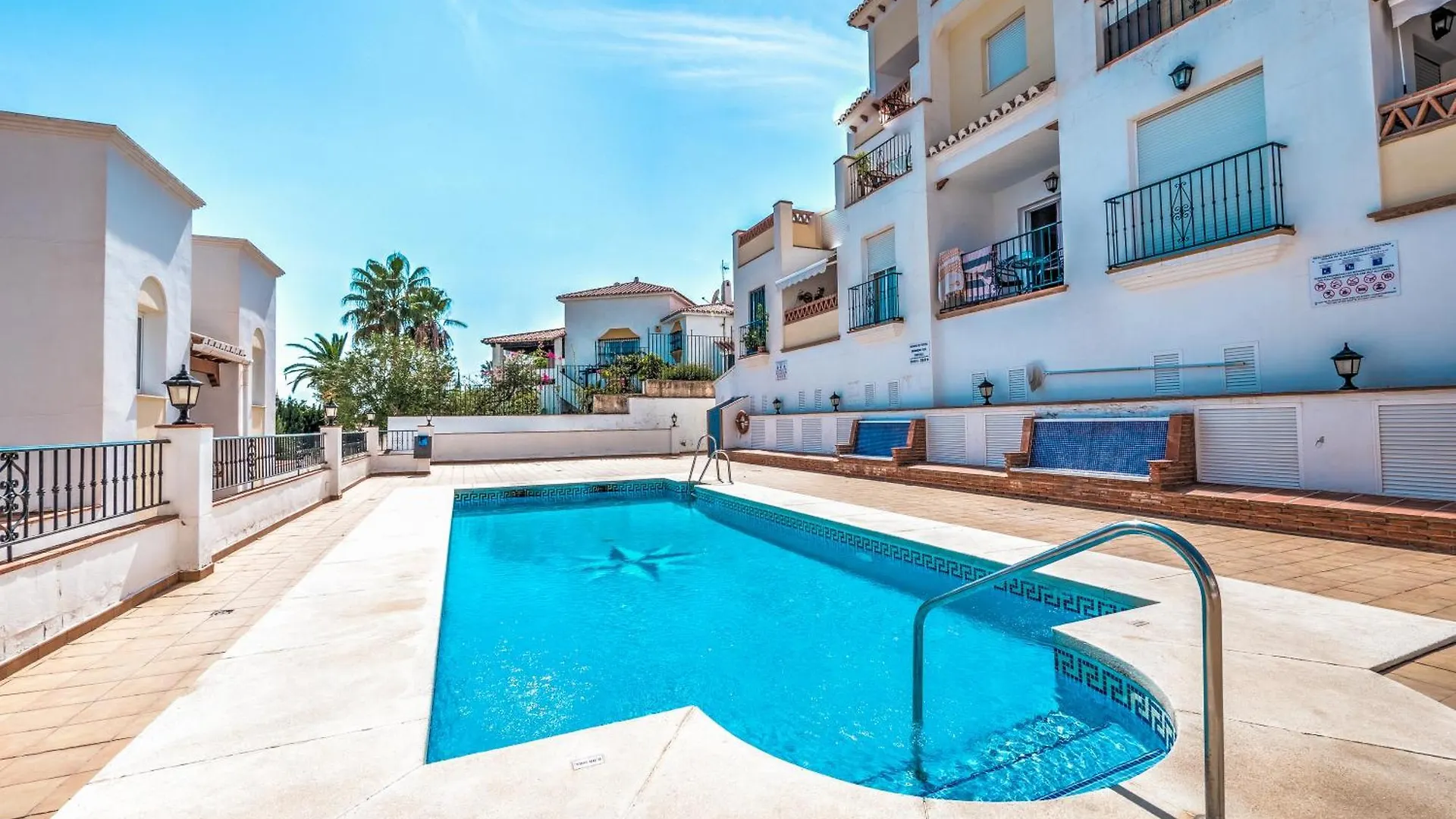 Apartment With Pool Near Burriana Beach, Nerja